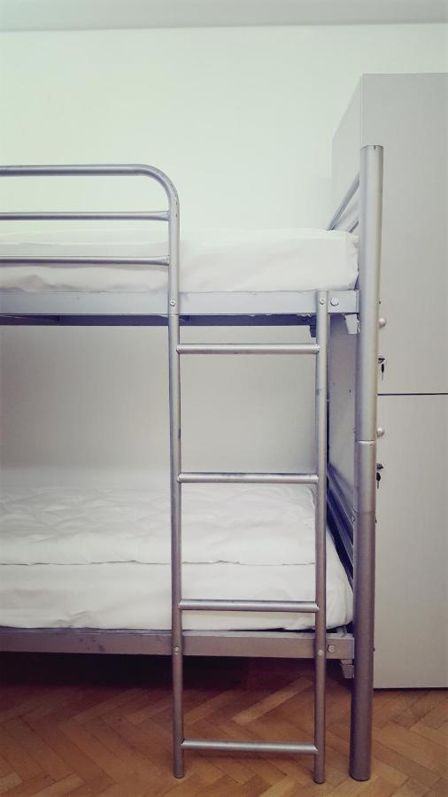 Sleep Inn Hostel ブカレスト エクステリア 写真