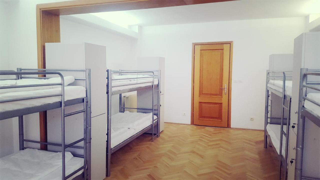 Sleep Inn Hostel ブカレスト エクステリア 写真