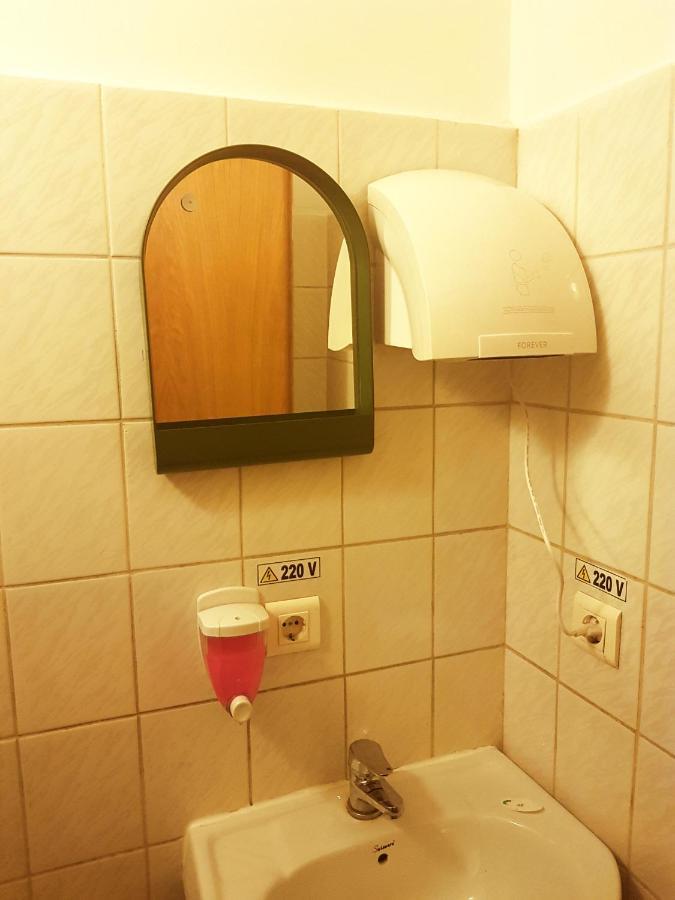 Sleep Inn Hostel ブカレスト エクステリア 写真