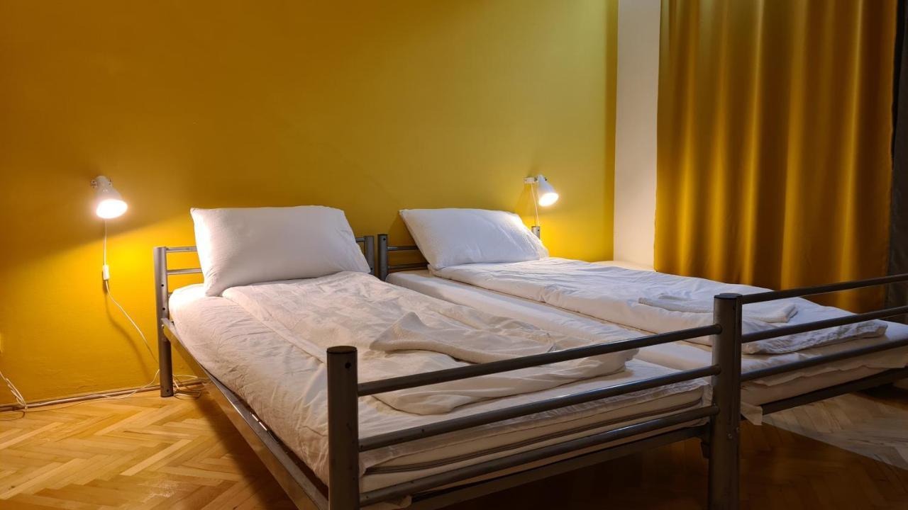 Sleep Inn Hostel ブカレスト エクステリア 写真
